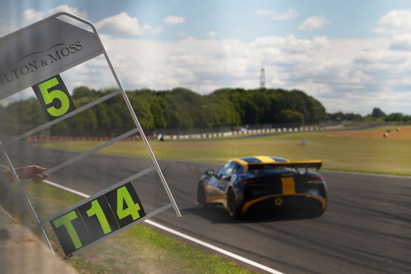 Hilton & Moss win at Castle Combe
