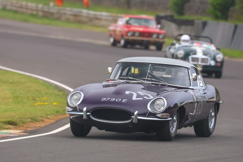 Hilton & Moss win at Castle Combe