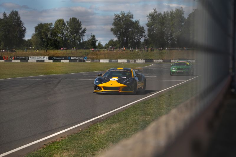 Hilton & Moss win at Castle Combe
