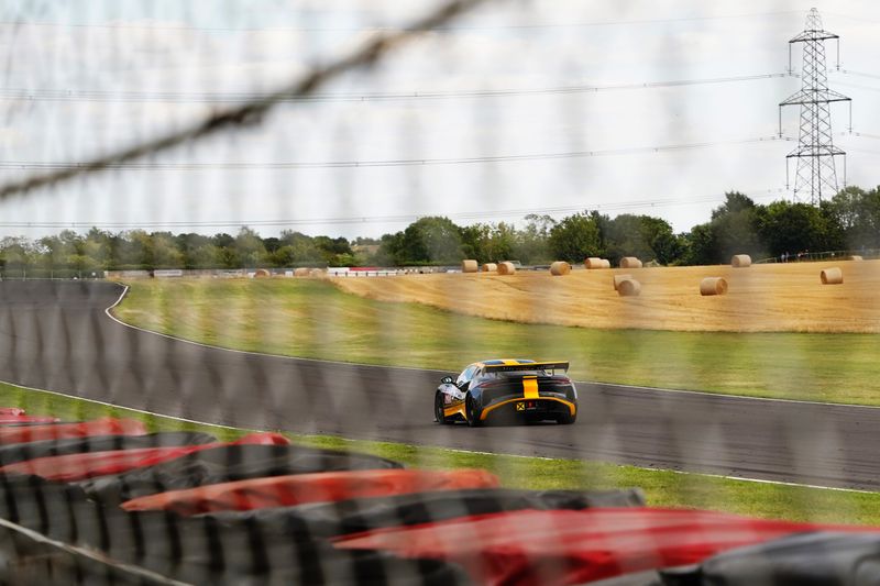 Hilton & Moss win at Castle Combe
