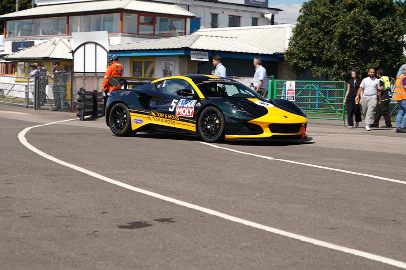 Hilton & Moss win at Castle Combe