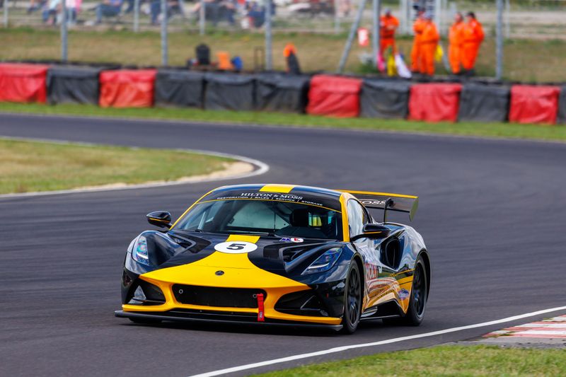 Hilton & Moss win at Castle Combe