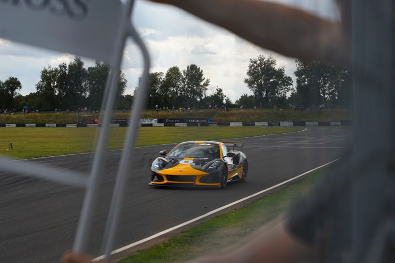 Hilton & Moss win at Castle Combe
