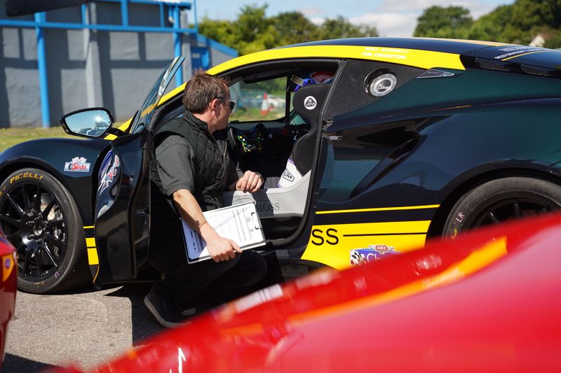 Hilton & Moss win at Castle Combe