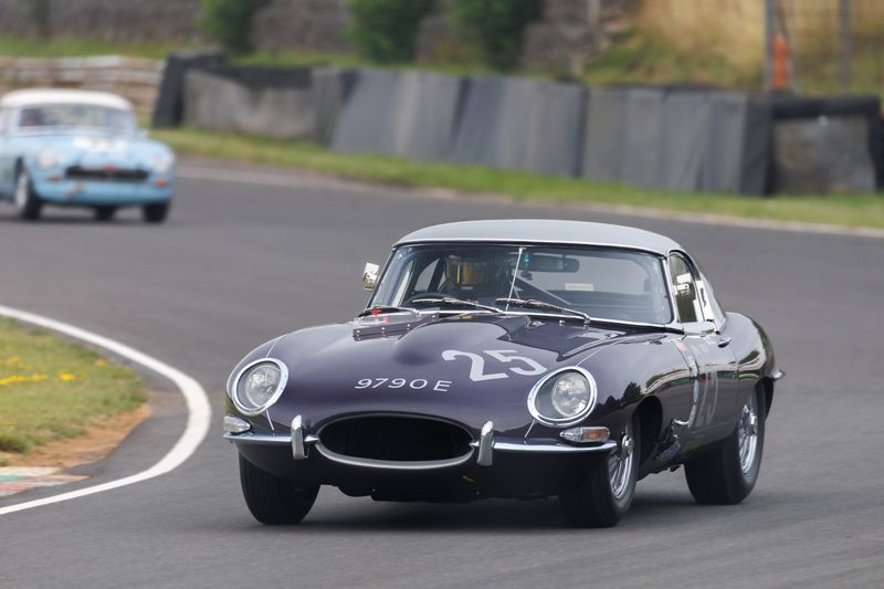 Hilton & Moss win at Castle Combe