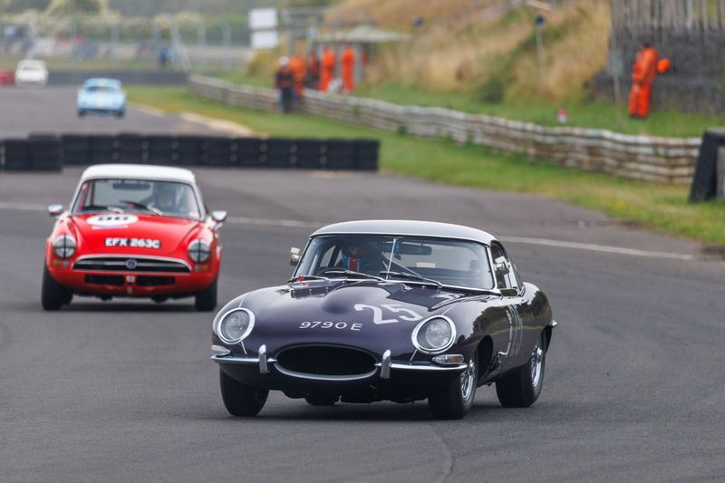 Hilton & Moss win at Castle Combe