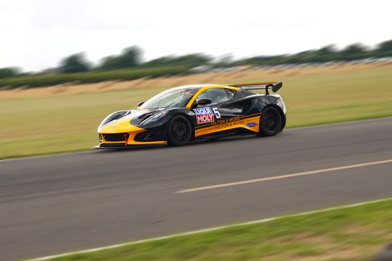 Hilton & Moss win at Castle Combe