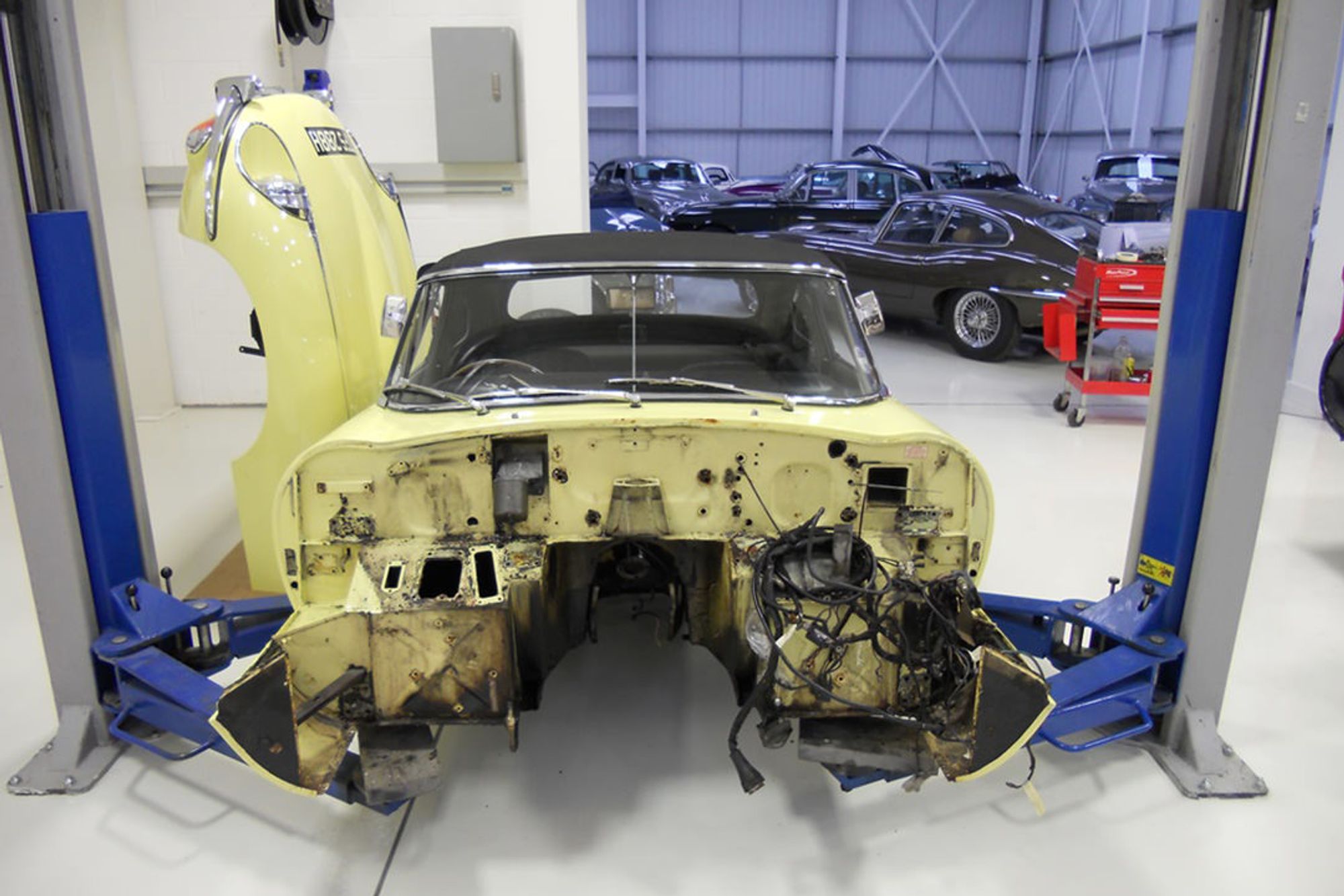 JAGUAR E-TYPE 4.2 ROADSTER Restoration