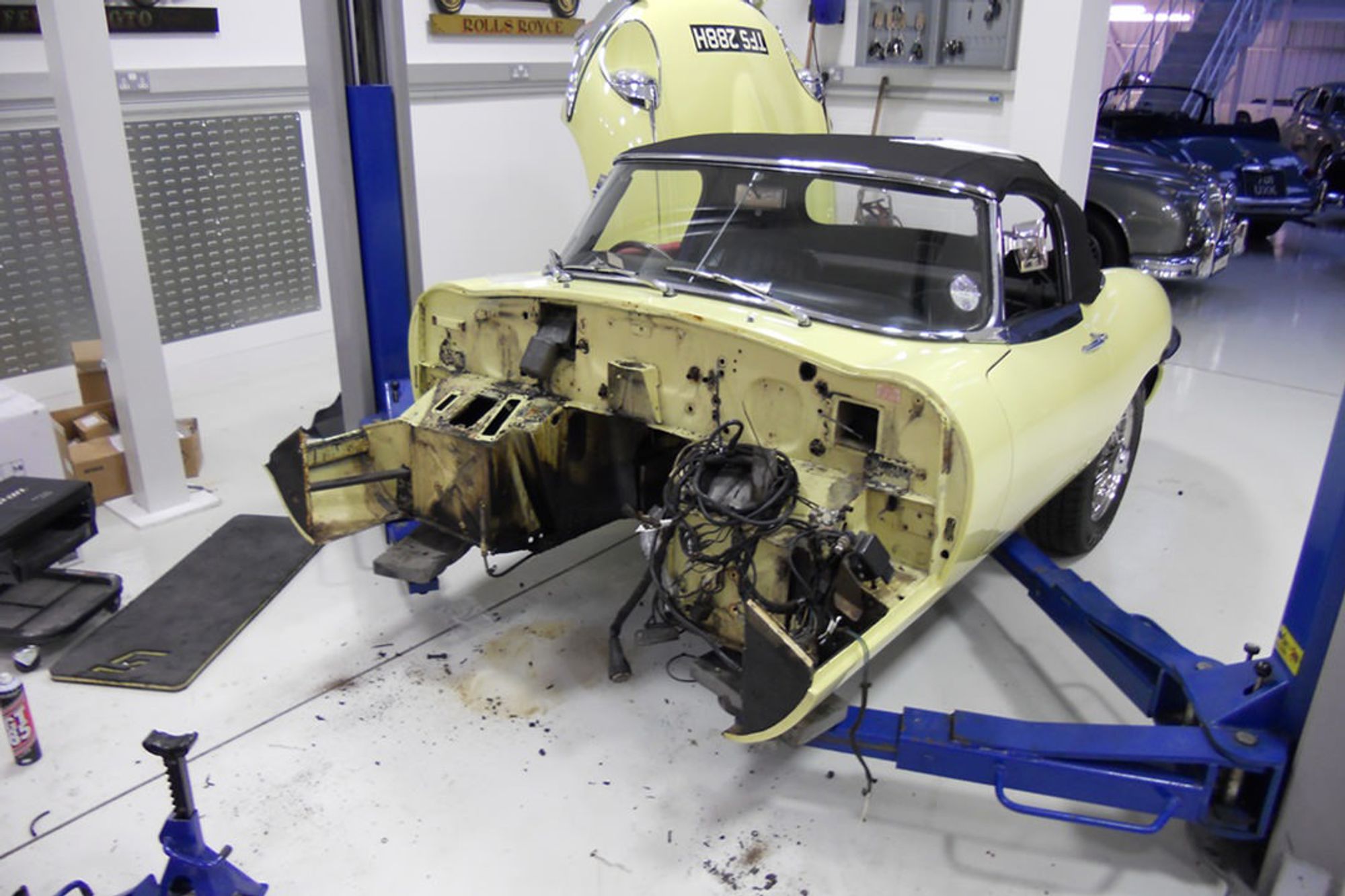 JAGUAR E-TYPE 4.2 ROADSTER Restoration