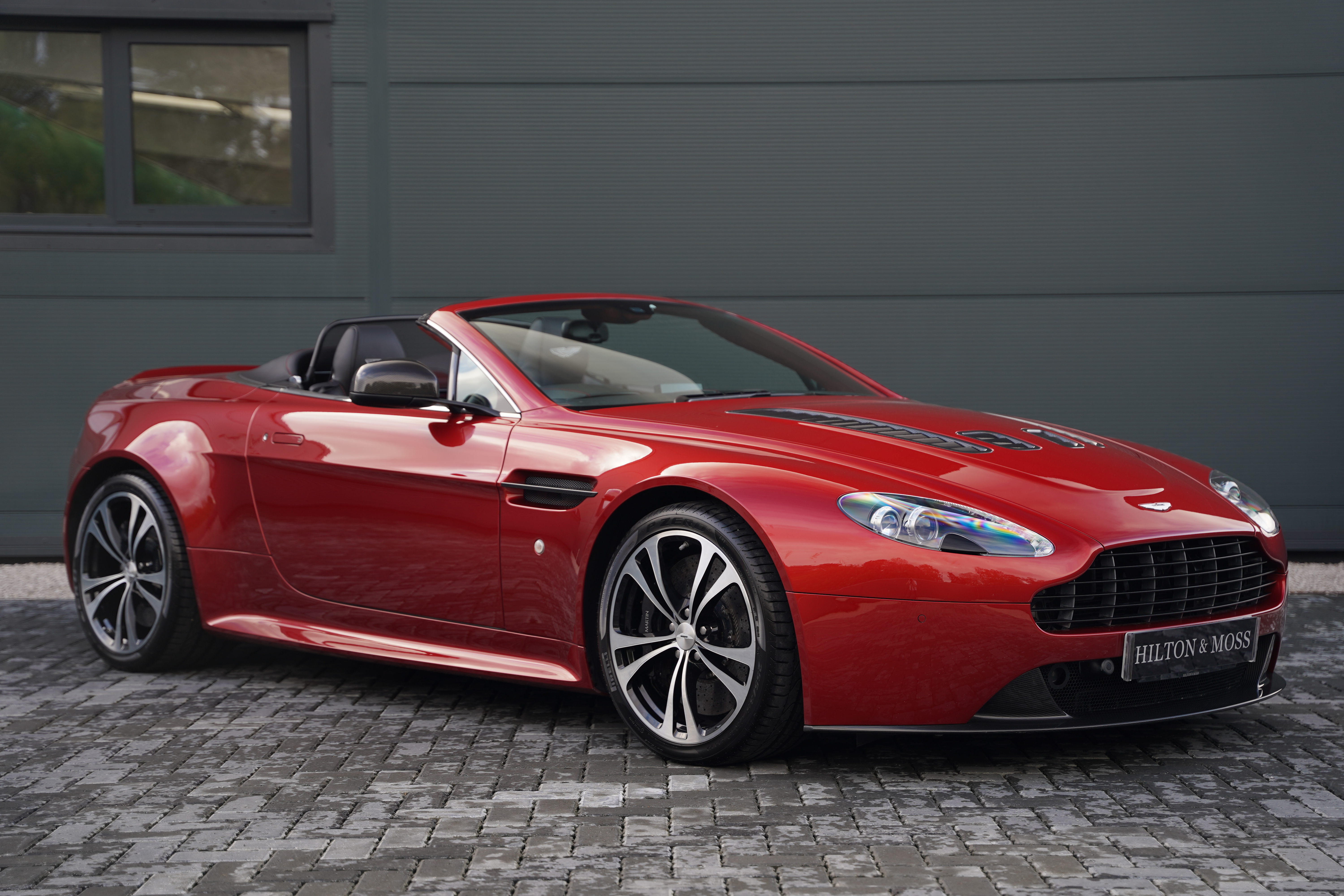 Aston Martin V12 Vantage レッド