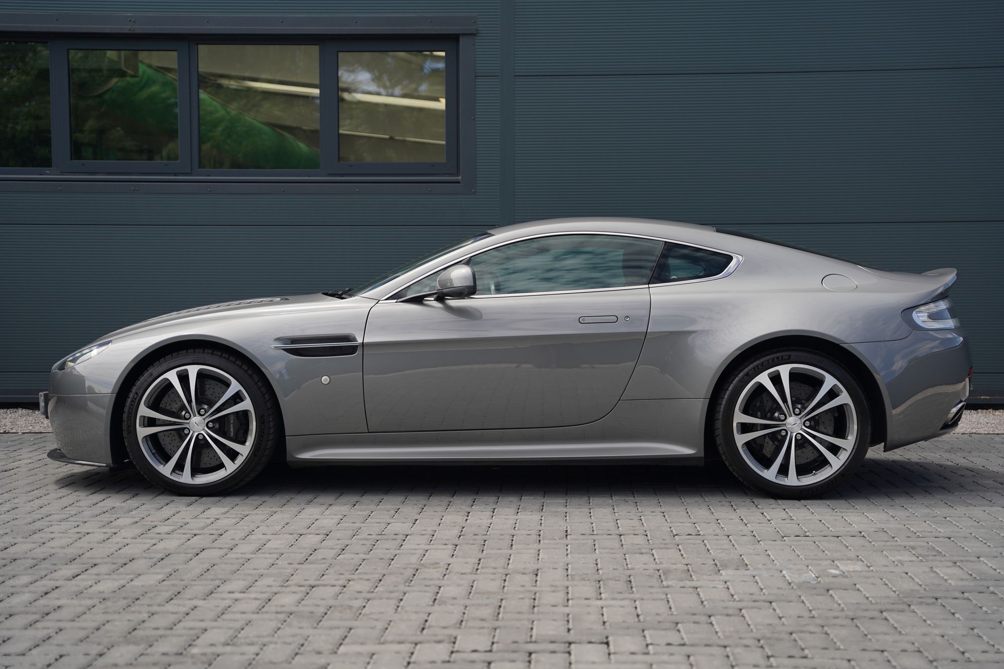 2012 Aston Martin V12 Vantage Manual